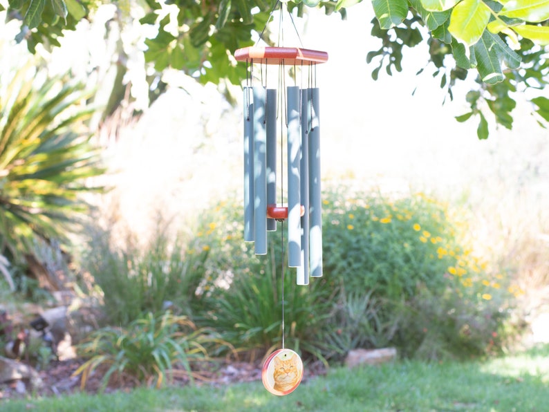 Memorial Wind Chimes | Personalized Pet Name and Photo | Red Wood and Green Metal - Cades and Birch 